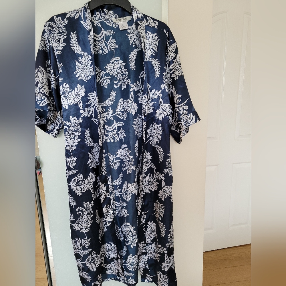 Emily Stacy women robe.